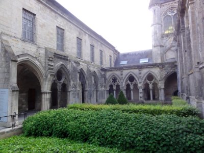 Soissons, abbatiale Saint-Léger, cloître avec à gauche musée