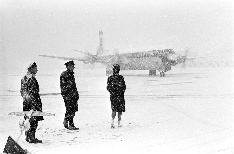 Sneeuwstorm op Schiphol, vliegtuig en KLM-personeel op platform, Bestanddeelnr 919-9459