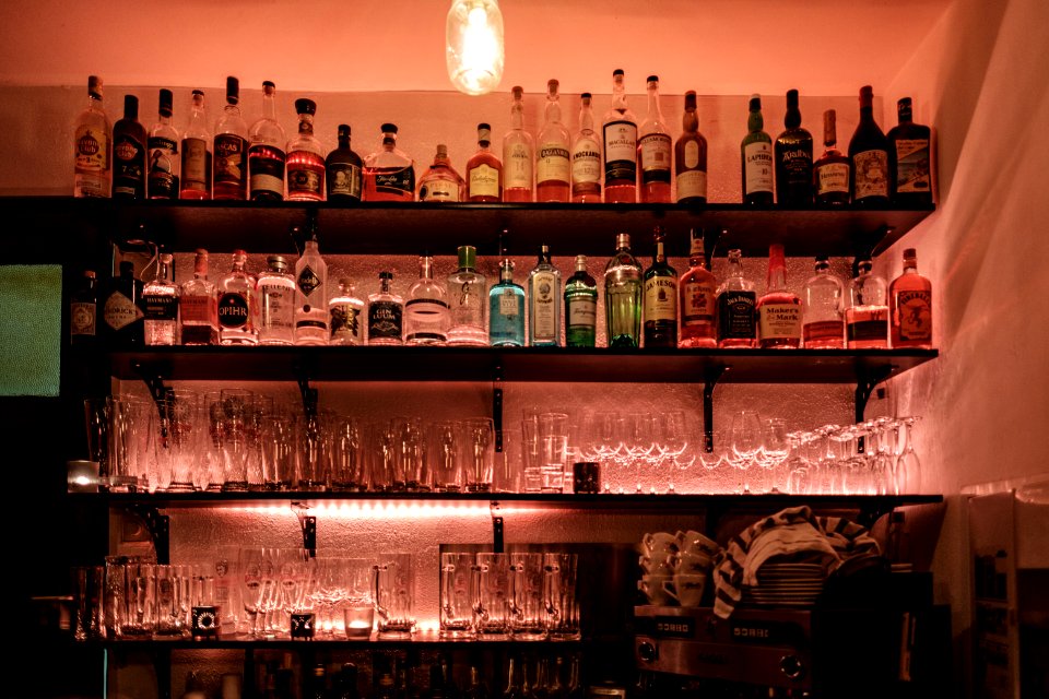 Spirituosen hinter der Bar in Schmitz Katze in Tübingen