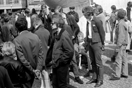 Socialistische jeugd hield Oranje-feest op de Dam, Amsterdam met een draak , Bestanddeelnr 922-3590