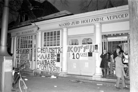 Soc Jeugd schenkt koffie in voor afbraak liggend Noord Hollands koffiehuis Amst, Bestanddeelnr 925-2741