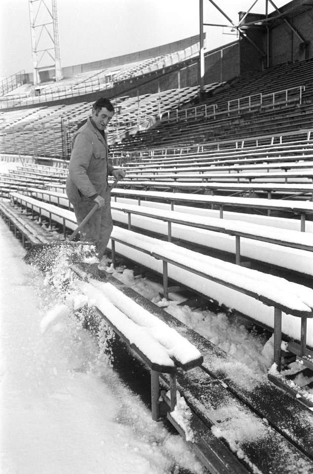 Sneeuwruimen in Olympisch Stadion voor wedstrijd Ajax tegen Benfica de tribunes , Bestanddeelnr 922-0889
