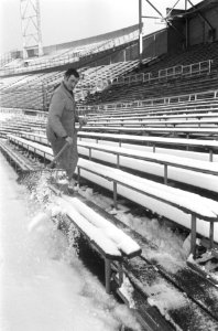 Sneeuwruimen in Olympisch Stadion voor wedstrijd Ajax tegen Benfica de tribunes , Bestanddeelnr 922-0889