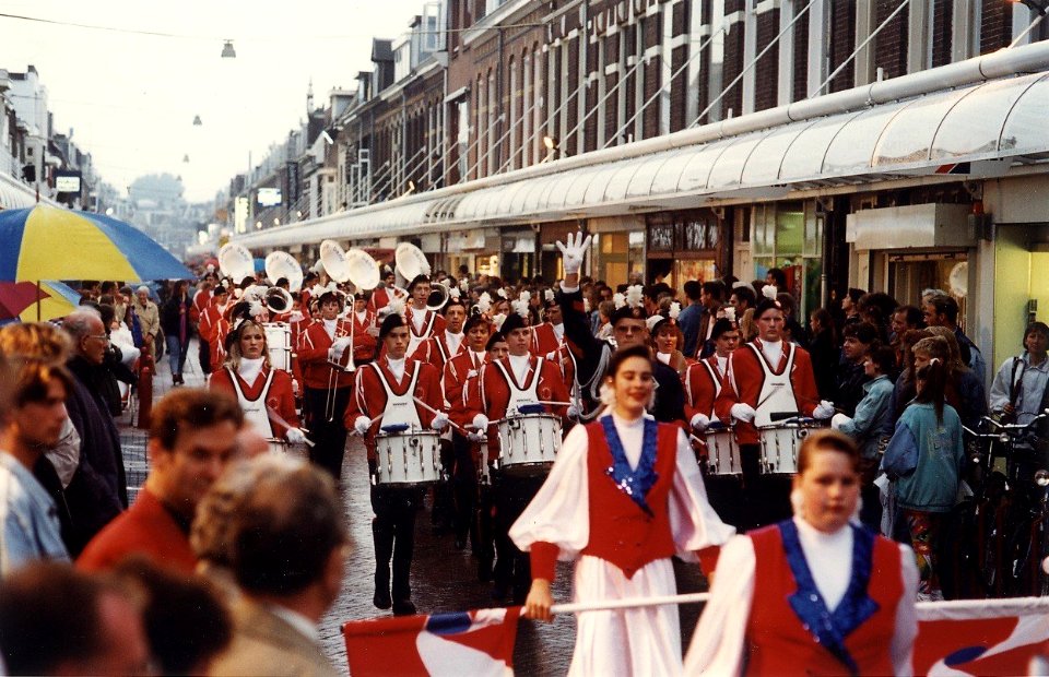 Showkorps Damiate tijdens de feestelijke opening van de Generaal Cronjéstraat i.v.m. de nieuwe luifels. Aangekocht van United Photos de Boer bv. - Negatiefnummer 39793 kc 36 a. - Gepubliceerd in het H