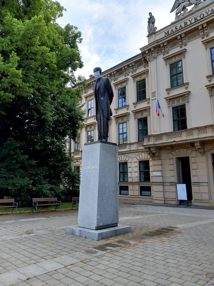 Socha Masaryka před Masarykovou univerzitou s rouškou 20200624 173216