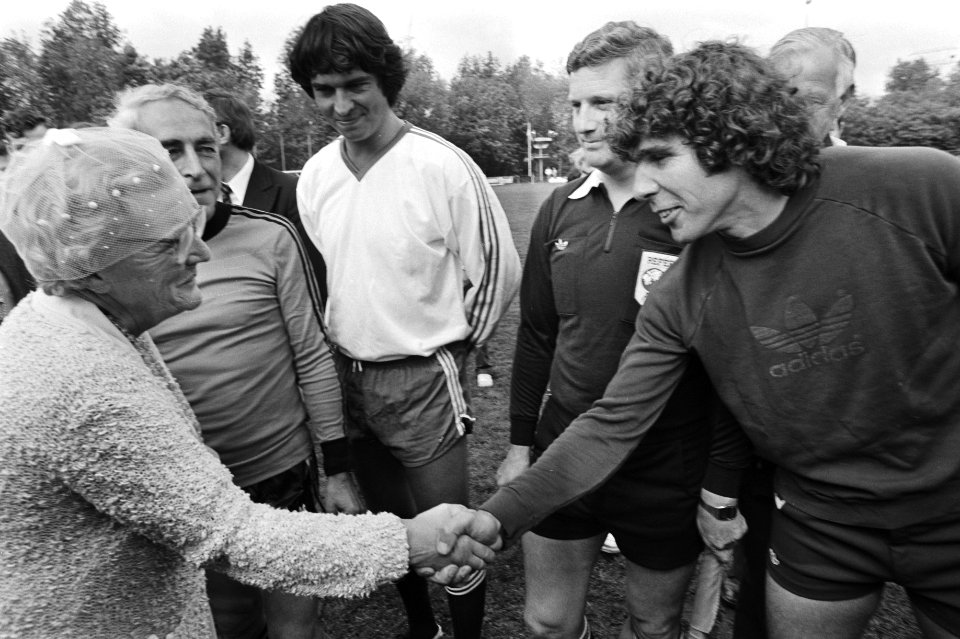 Slot voetbalwedstrijd in Leiden i.a.v. Juliana tussen politici en prominenten t., Bestanddeelnr 931-4887