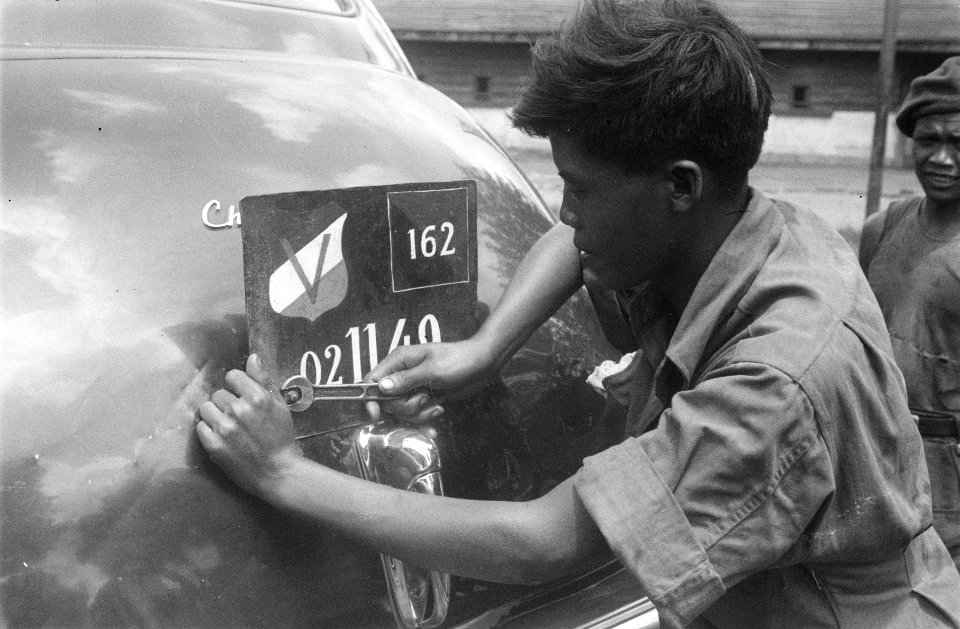 Sleutelen aan een auto. Bevestigen van een plaat met registratienummer op de ac…, Bestanddeelnr 320