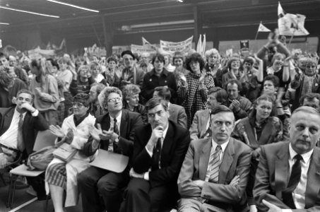 Slotmanifestatie volkspetitionnement in Den Haag demonstrant met tekst no non, Bestanddeelnr 933-4668