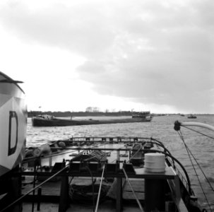 Sleep op de Maas, gezien vanaf de sleepboot, Bestanddeelnr 254-0931