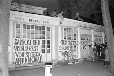 Soc Jeugd schenkt koffie in voor afbraak liggend Noord Hollands koffiehuis Amst, Bestanddeelnr 925-2740