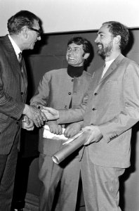 Sikkensprijs 1967 . Professor ir. J. N. van den Broek reikt prijs uit aan midden, Bestanddeelnr 920-7286