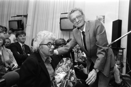 Simon Carmiggelt opent tentoonstelling over het oeuvre van Annie M.G. Schmidt in, Bestanddeelnr 932-9805
