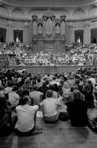 Slotavond Holland Festival in Concertgebouw, Amsterdam mensen zitten in grote z, Bestanddeelnr 923-6543
