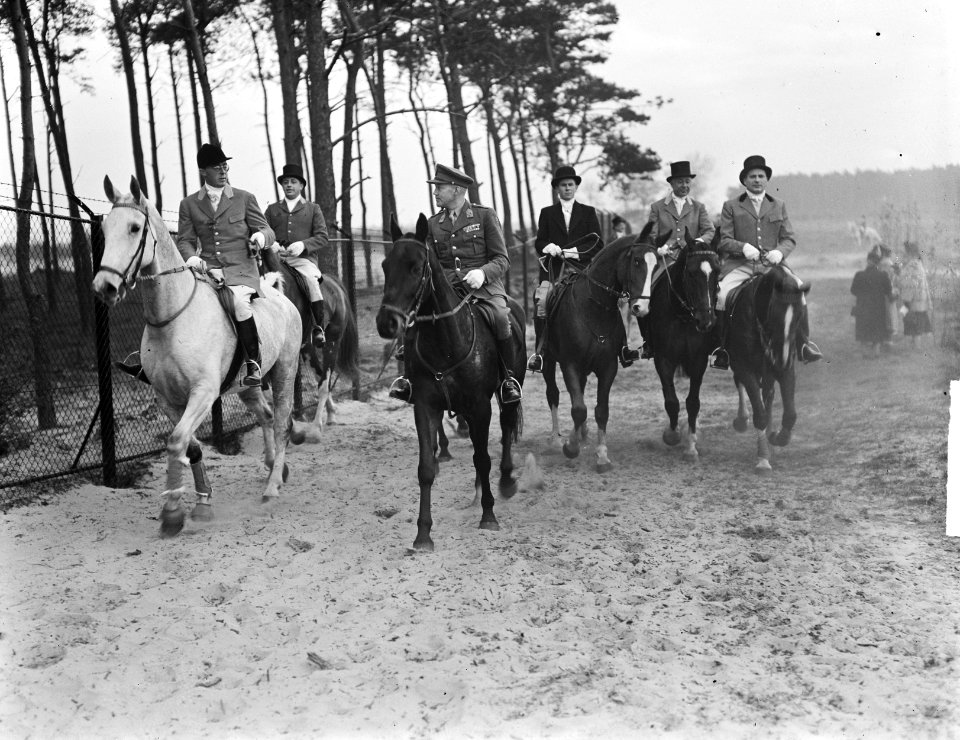 Sint Hubertusjacht bij Amersfoort jagermeester Prins Bernhard , koningin Juliana, Bestanddeelnr 903-6968