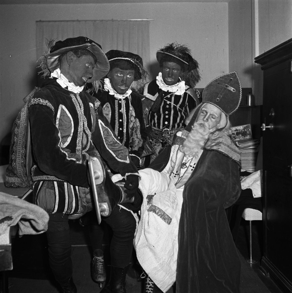 Sint Nicolaas met drie Zwarte Pieten in de Apollohal, Bestanddeelnr 901-4802
