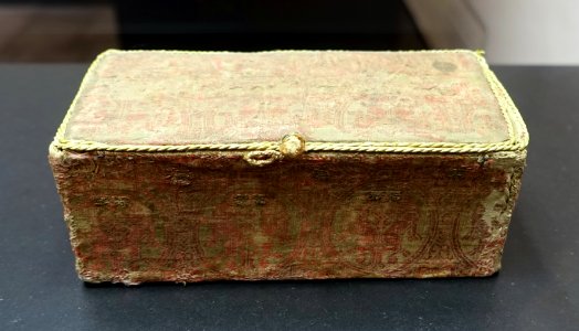 Small chasse covered with Spanish silk fabric, probably Cologne, 1200s, wood with silk - Museum Schnütgen - Cologne, Germany - DSC00177