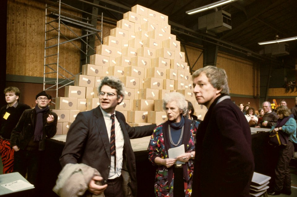 Slotmanifestatie Volkspetition nerent tegen kruisraketten Maarten van Traa (link, Bestanddeelnr 253-8945