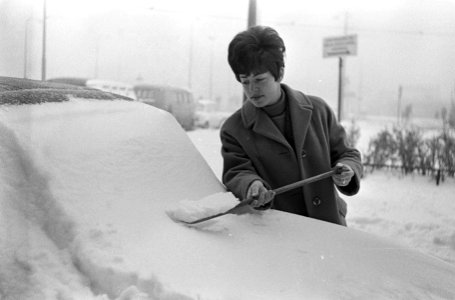 Sneeuw, boodschappen doen in Amsterdam, een autobezitter maakt met schep auto sn, Bestanddeelnr 918-7754