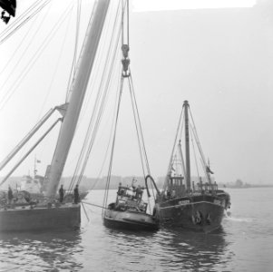 Sleepboot in Noordzeekanaal overvaren Bergingswerkzaamheden, Bestanddeelnr 916-2193