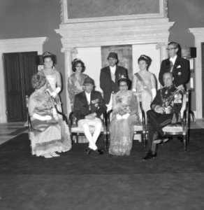 Statiefoto van Koninklijke familie, voorste rij HM, Koning Nepal, Koningin Nepal, Bestanddeelnr 920-2636