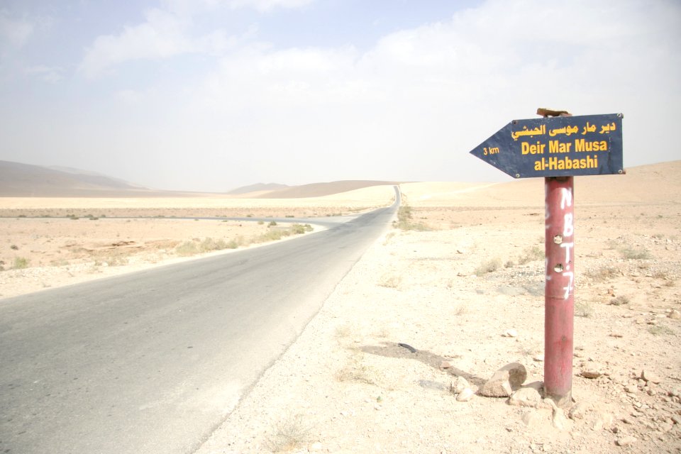 Sign towards Deir Mar Musa al-Habashi