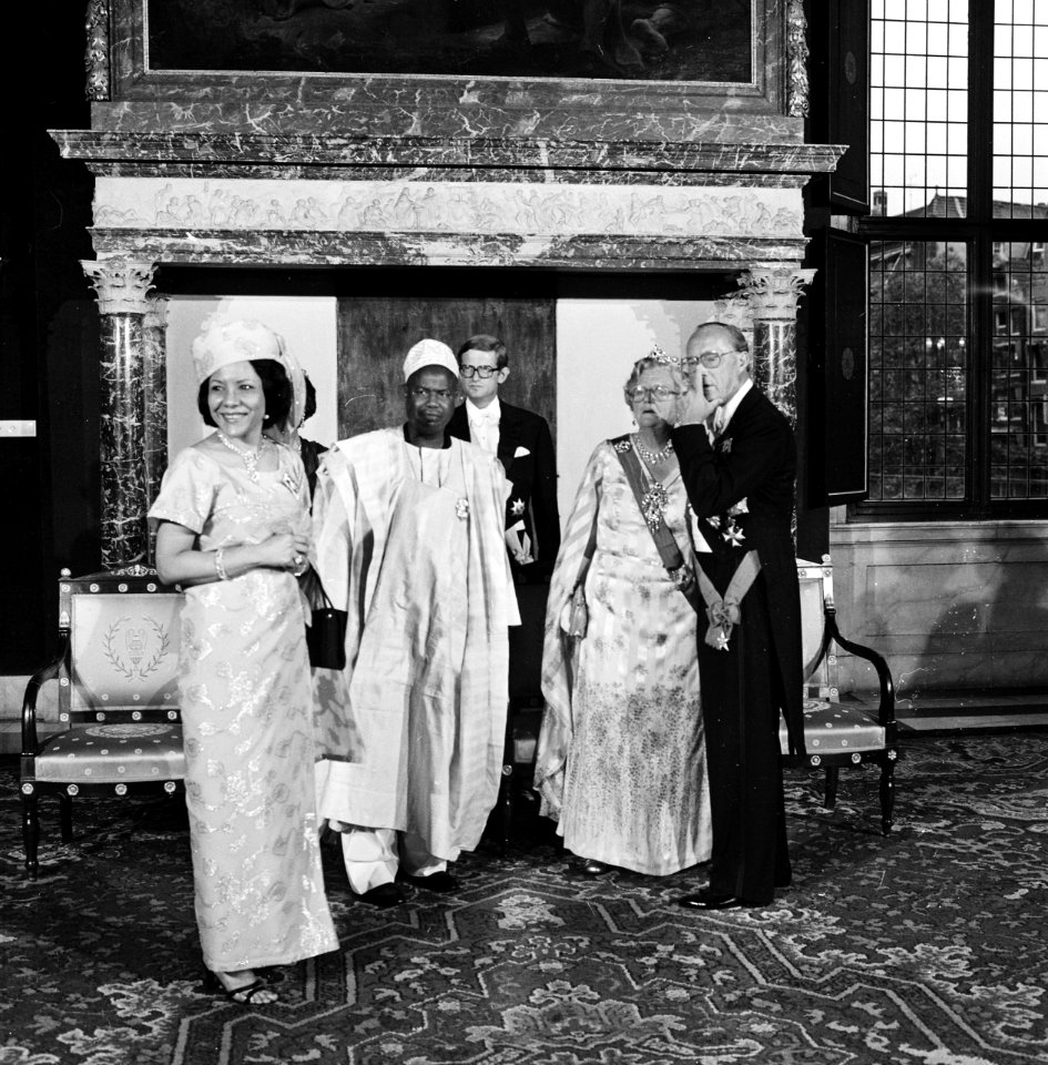 Statiefoto in het Koninklijk Paleis op de Dam President Ahidjo en echtgenote ge, Bestanddeelnr 930-3429