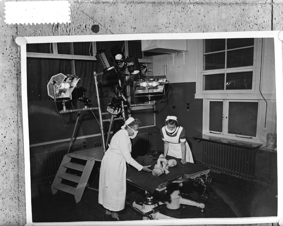 Siamese tweeling Leeuwarden, operatietafel, Bestanddeelnr 906-5198