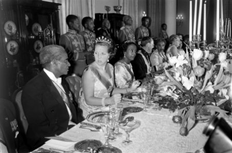 Statiefoto t.g.v. het contradiner aangeboden door koningin Juliana in Djubilipal, Bestanddeelnr 922-0513