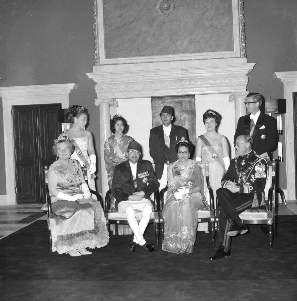 Statiefoto van Koninklijke familie, voorste rij HM, Koning Nepal, Koningin Nepal, Bestanddeelnr 920-2634