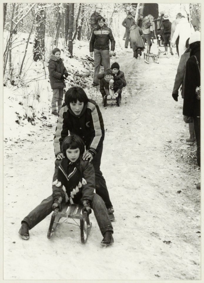 Sleetje rijden bij de Brouwerskolk in Overveen in de winter van 1980. NL-HlmNHA 54011476