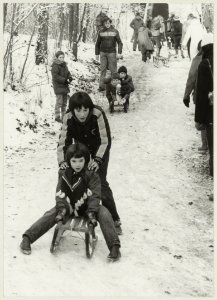 Sleetje rijden bij de Brouwerskolk in Overveen in de winter van 1980. NL-HlmNHA 54011476