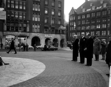 Sir Winston Churchill herdacht bij het Nationaal Monument de Dam, v.l.n.r. wetho, Bestanddeelnr 917-3883