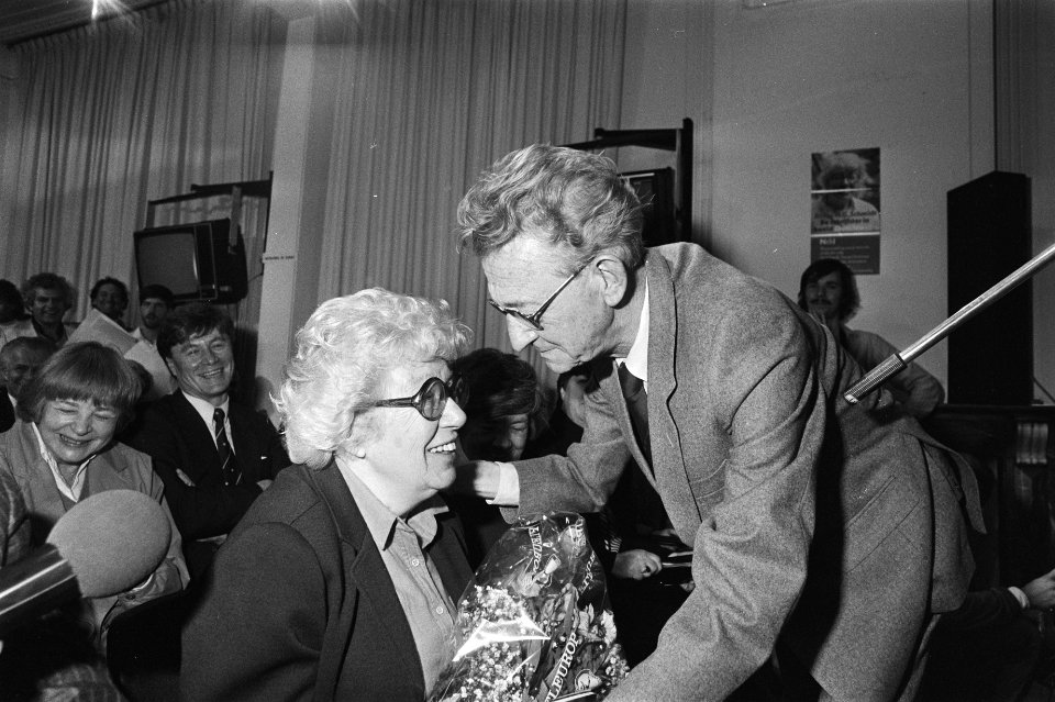 Simon Carmiggelt opent tentoonstelling over het oeuvre van Annie M.G. Schmidt in, Bestanddeelnr 932-9806