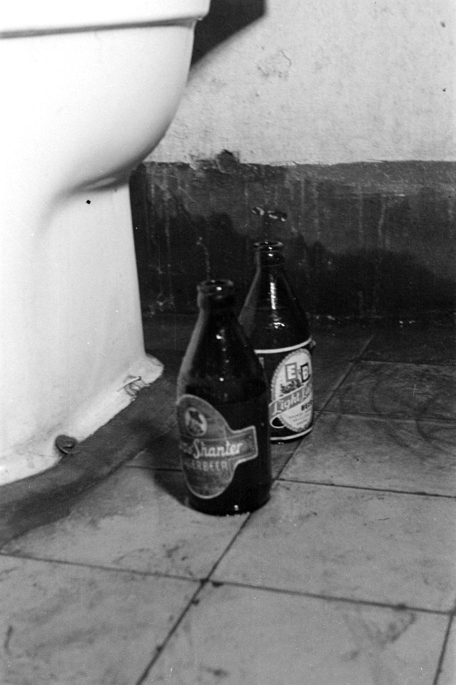 Stilleven. Twee bierflessen bij een wc-pot, Bestanddeelnr 6657