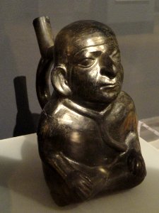 Stirrup-spout vessel of seated prisoner, Moche Phase IV - South American collection - Peabody Museum, Harvard University - DSC05715
