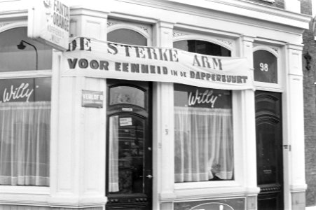 Spandoeken in Dapperbuurt (Amsterdam) van aktiegroep De Sterke Arm, Bestanddeelnr 926-0272