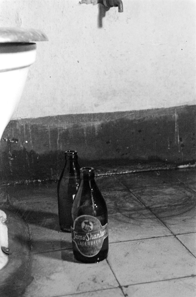 Stilleven. Twee bierflessen bij een wc-pot, Bestanddeelnr 6658