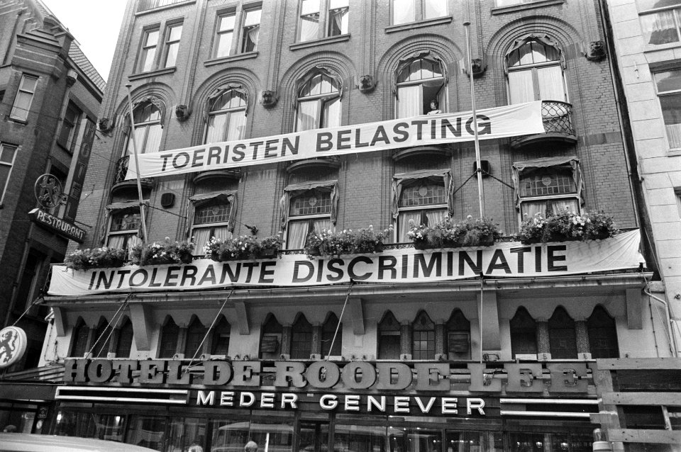 Spandoeken op Hotel De Roode Leeuw in Amsterdam uit protest tegen toeristenbelas, Bestanddeelnr 925-7734