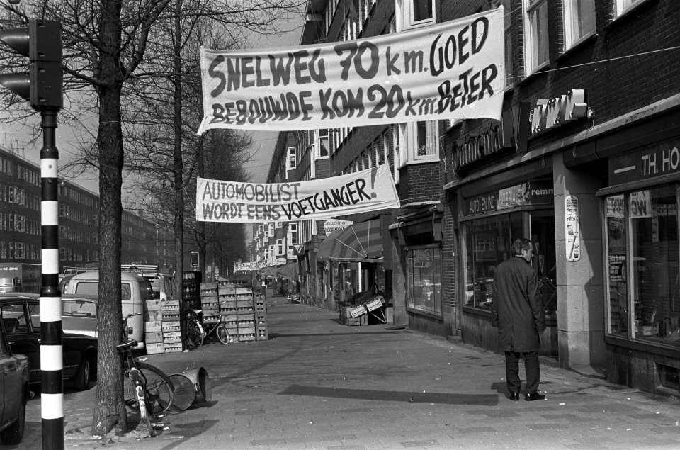Spandoeken tegen snelverkeer in Rijnstraat, Bestanddeelnr 926-2844
