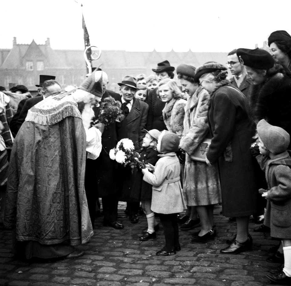 Sinterklaas wordt begroet door kleine kinderen, Bestanddeelnr 254-3536