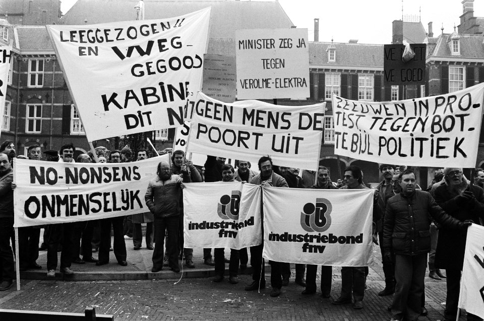 Spandoek Geen mens de poort uit, Bestanddeelnr 932-4981