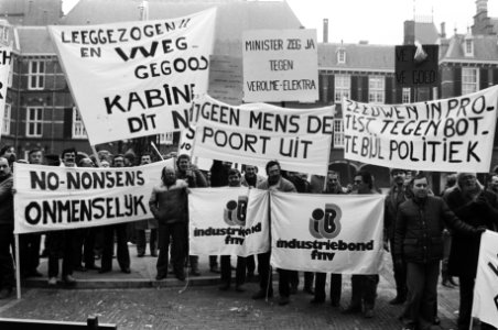 Spandoek Geen mens de poort uit, Bestanddeelnr 932-4981