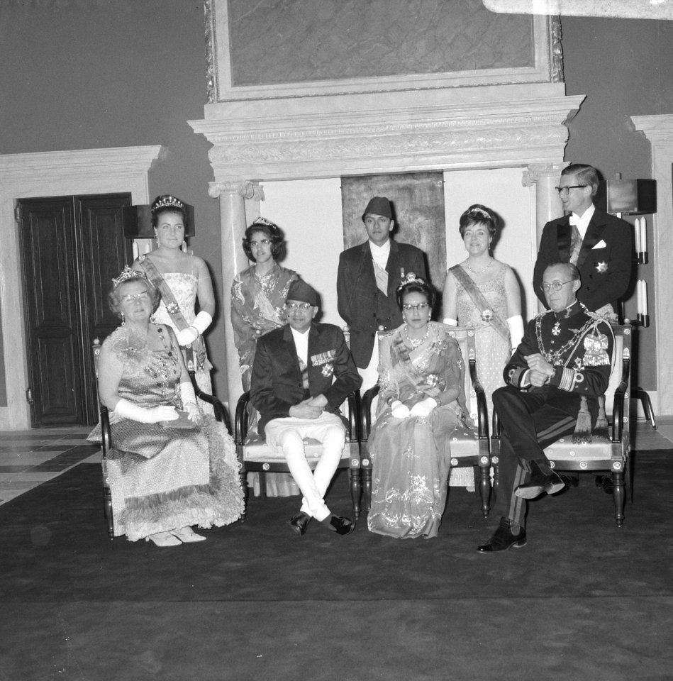 Statiefoto van Koninklijke familie, voorste rij HM, Koning Nepal, Koningin Nepal, Bestanddeelnr 920-2635