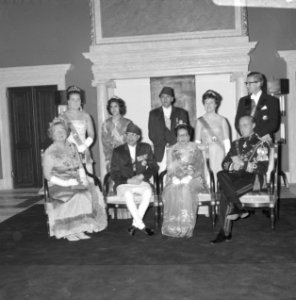 Statiefoto van Koninklijke familie, voorste rij HM, Koning Nepal, Koningin Nepal, Bestanddeelnr 920-2635