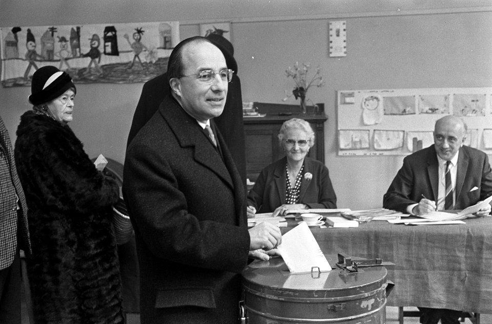 Stemmen, Minister President Cals bij de stembus te Den Haag, Bestanddeelnr 918-9509