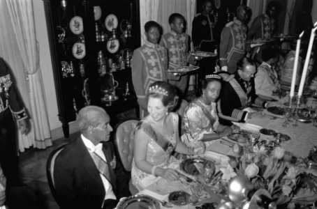 Statiefoto t.g.v. het contradiner aangeboden door koningin Juliana in Djubilipal, Bestanddeelnr 922-0514
