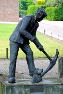 Sint Hubert, 'de ijzerbroekwerker', Marian van Puyvelde, 1994