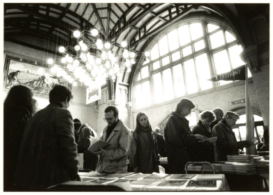 Stationshal Haarlem. Boekenbeurs. 'Het Verborgen Boek'. NL-HlmNHA 54032049