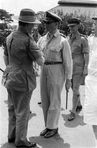 Sir Montague Stopford (links) wordt begroet door de Legercommandant generaal Spo, Bestanddeelnr 84-1-6