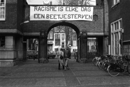 Spandoek tegen racisme op poort Amsterdams stadhuis, Bestanddeelnr 932-8978